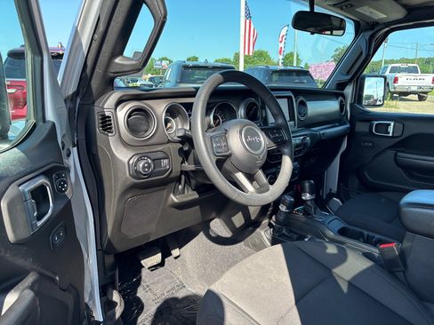 Used 2023 Jeep Gladiator Sport AWD/4WD image 6