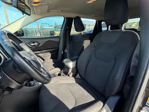 Used 2015 Jeep Cherokee Latitude w/ Cold Weather Group image 17