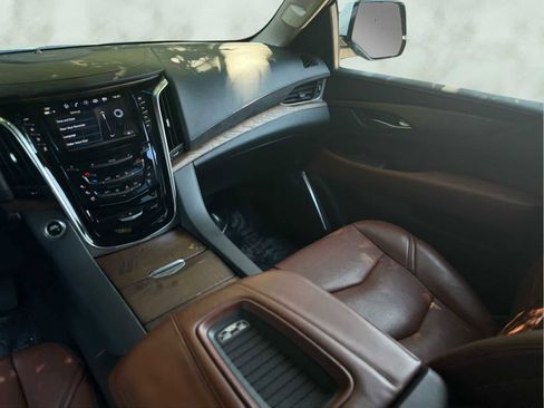 Used 2020 Cadillac Escalade Premium Luxury image 22