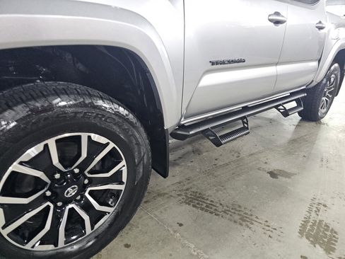 Used 2022 Toyota Tacoma TRD Sport image 11