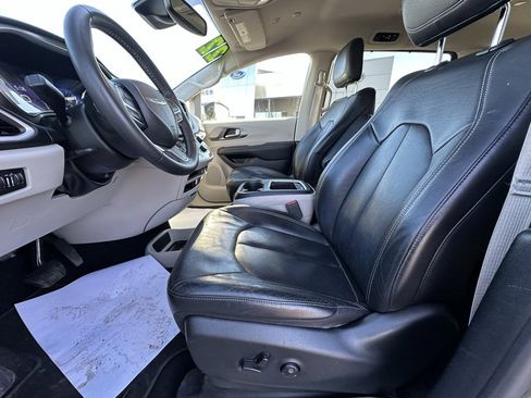 Used 2022 Chrysler Pacifica Touring-L image 22