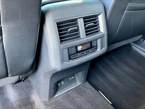 Used 2023 Volkswagen Atlas SE w/ Panoramic Sunroof Package FWD image 9