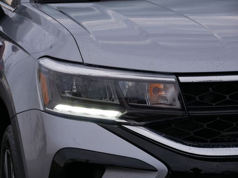 Used 2024 Volkswagen Taos SE w/ Panoramic Sunroof Package image 16