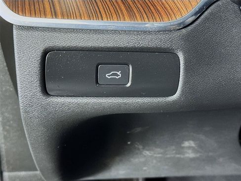Used 2024 Volvo XC60 B5 Ultimate w/ Protection Package Premier AWD/4WD image 11