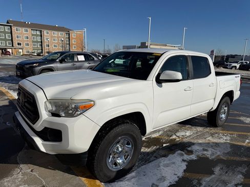 Used 2019 Toyota Tacoma SR image 2