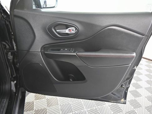 Used 2019 Jeep Cherokee Trailhawk w/ Cold Weather Group image 9