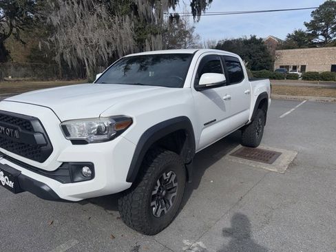 Used 2017 Toyota Tacoma TRD Off-Road image 3