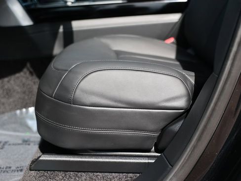 Used 2025 Land Rover Range Rover Long Wheelbase SE image 18