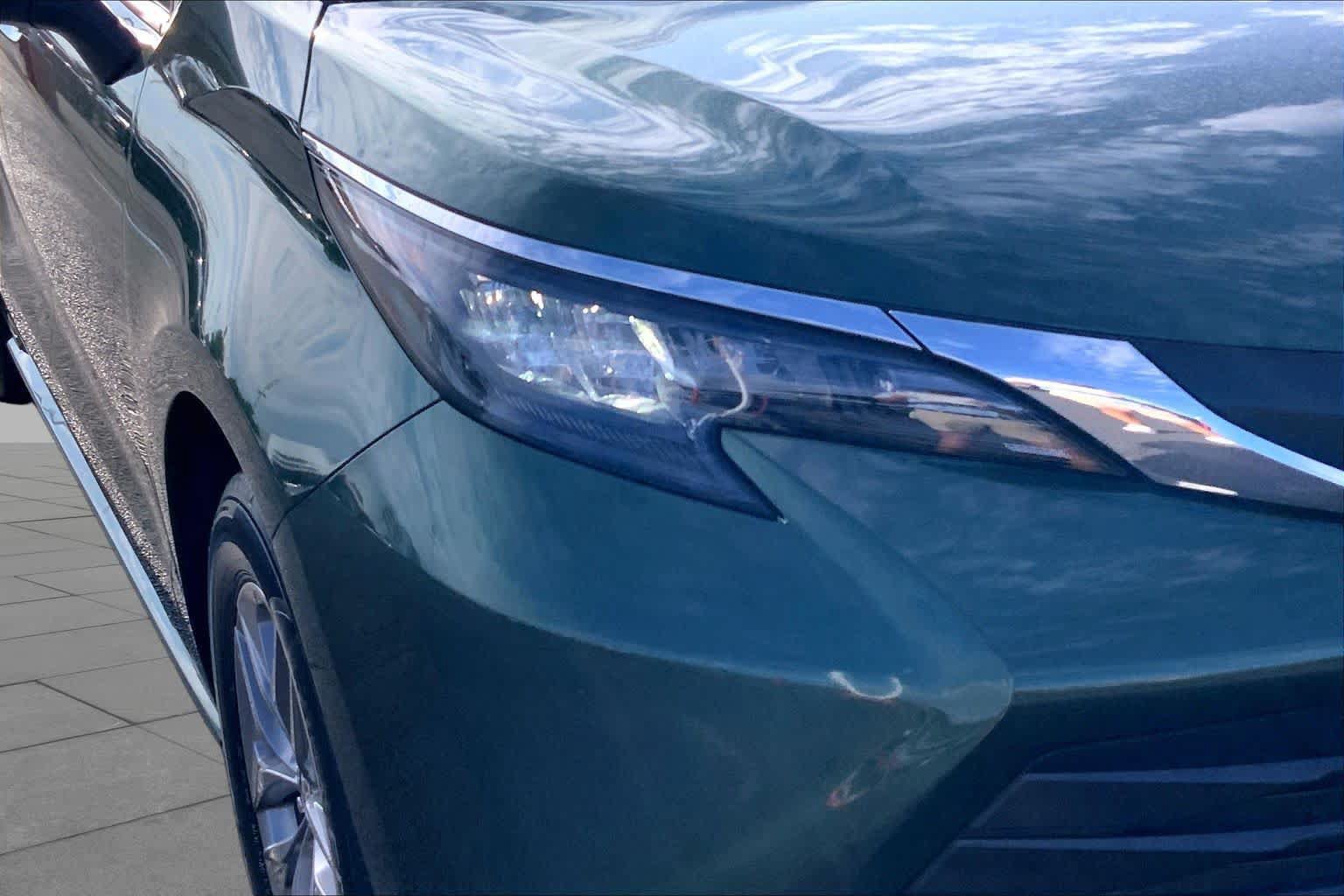 Certified 2025 Toyota Sienna LE w/ LE Plus Package FWD image 28