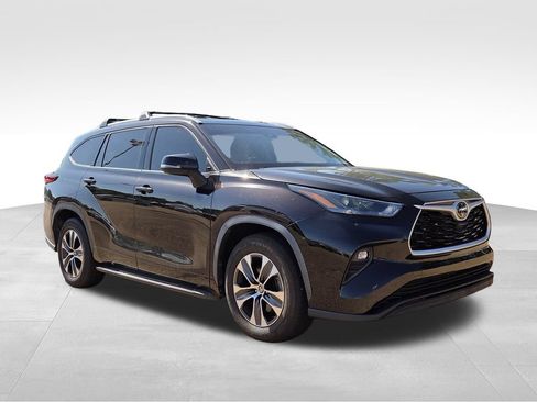Used 2022 Toyota Highlander XLE FWD image 4