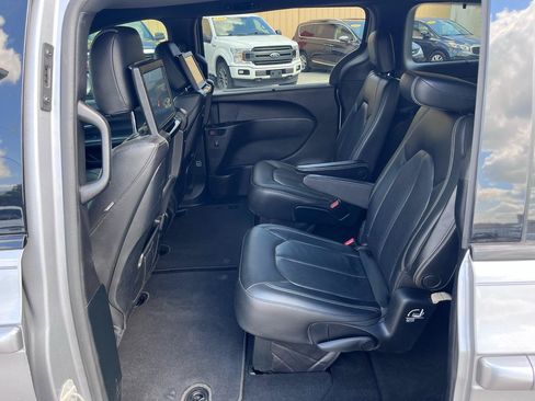 Used 2018 Chrysler Pacifica Touring-L Plus FWD image 15