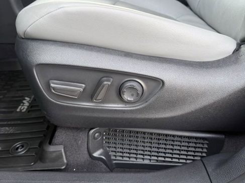 Used 2025 Toyota Sienna XLE image 17