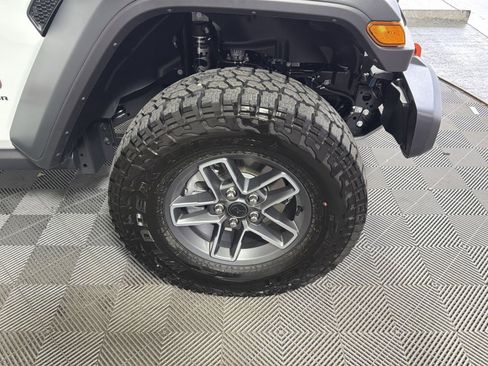 Used 2025 Jeep Gladiator Mojave w/ Safety Group image 12