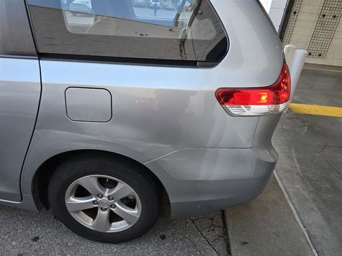 Used 2013 Toyota Sienna L image 14