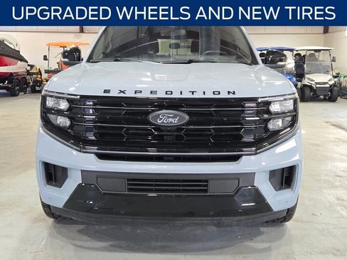 Used 2025 Ford Expedition Platinum w/ Stealth Performance Package image 4