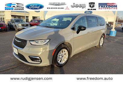 Used 2025 Chrysler Pacifica Select