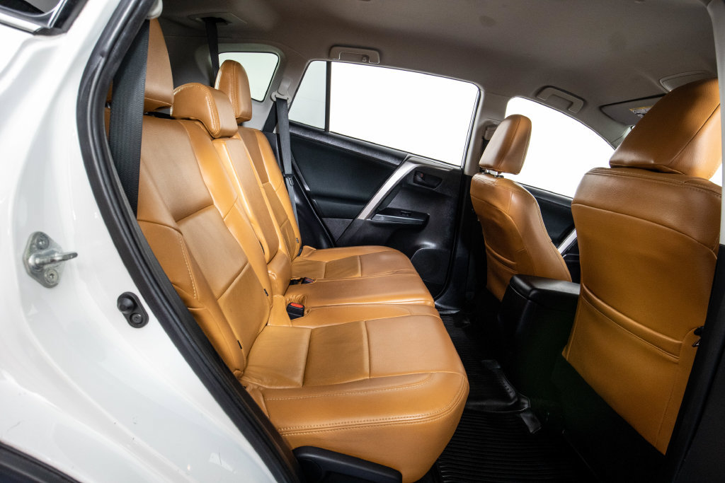 Used 2018 Toyota RAV4 LE FWD image 12