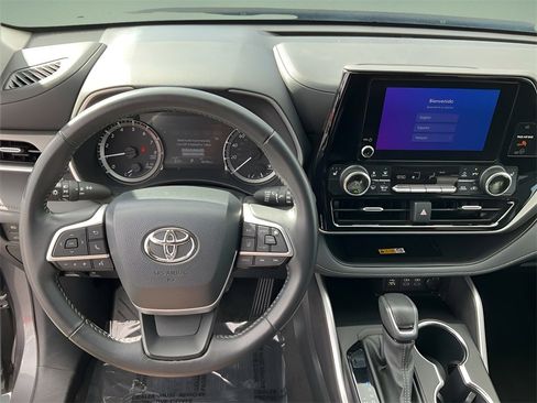 Used 2024 Toyota Highlander XLE image 6