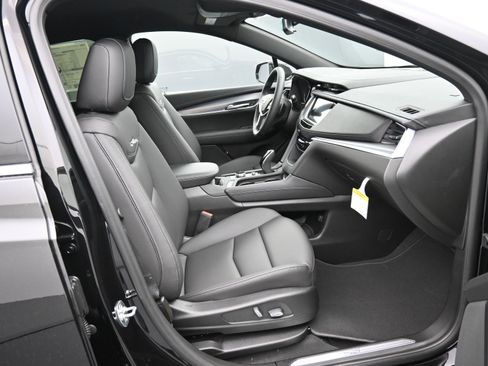 New 2025 Cadillac XT5 Luxury image 13