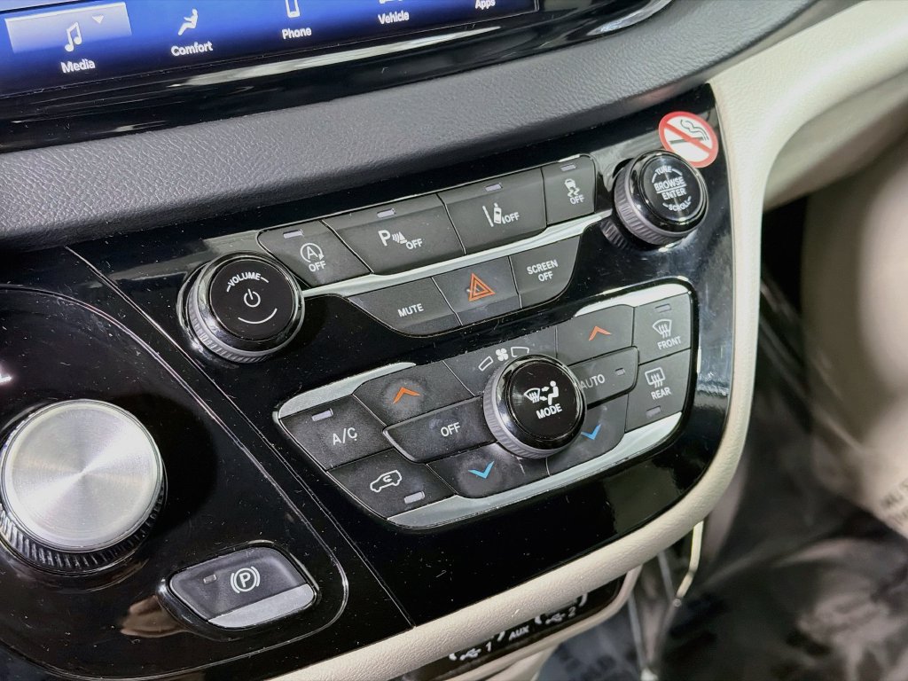 Used 2024 Chrysler Pacifica Touring-L FWD image 16