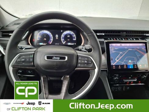 Used 2023 Jeep Grand Cherokee Limited w/ Black Appearance Package image 27