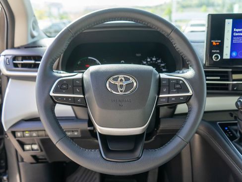 Used 2025 Toyota Sienna XLE w/ XLE Plus Package AWD/4WD image 17