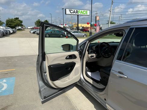 Used 2020 Chrysler Pacifica Touring-L Plus FWD image 19