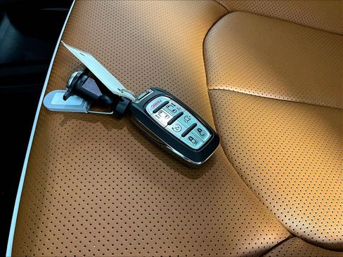 Used 2026 Chrysler Pacifica Pinnacle FWD image 36