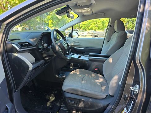 Used 2024 Toyota Sienna LE AWD/4WD image 16