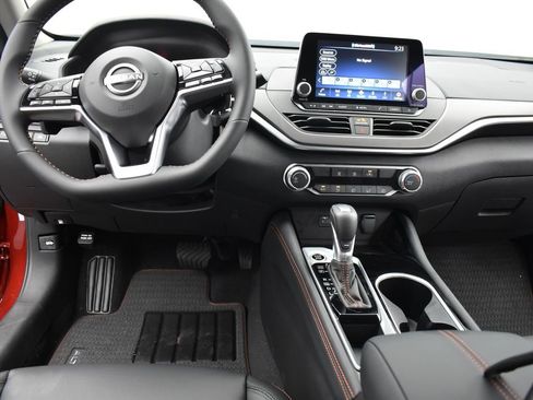 Certified 2025 Nissan Altima 2.5 SR image 10