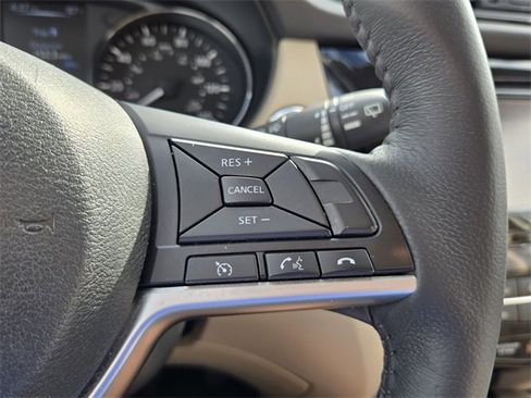 Used 2017 Nissan Rogue SV w/ SV Premium Package image 24