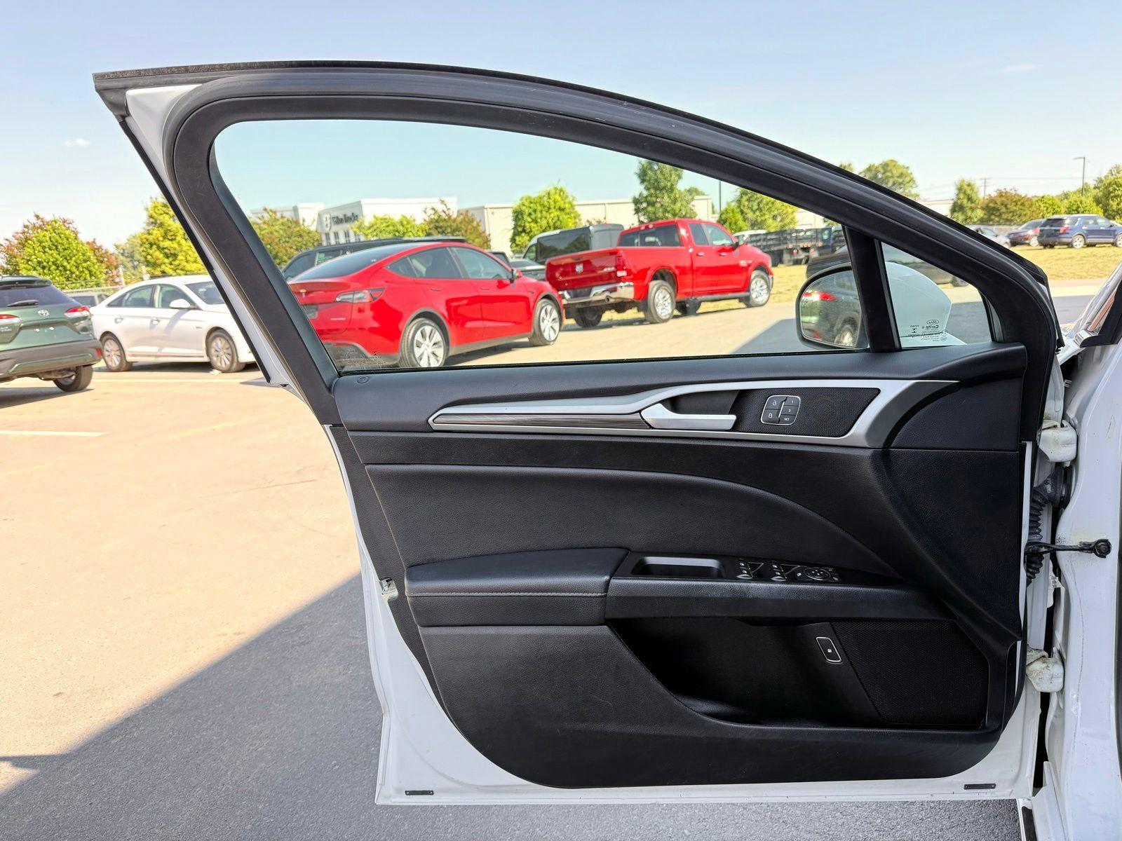 Used 2018 Ford Fusion SE w/ Equipment Group 602A FWD image 11