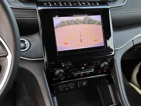Used 2023 Jeep Grand Cherokee Altitude RWD image 12