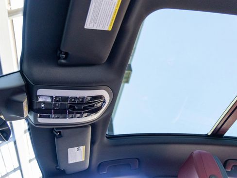 Certified 2025 Porsche Macan S image 29