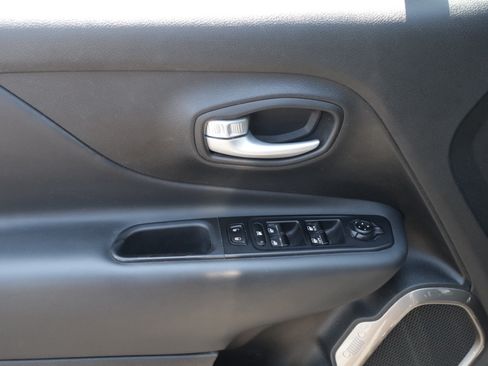 Used 2023 Jeep Renegade Latitude AWD/4WD image 21
