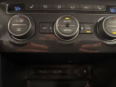 Used 2021 Volkswagen Tiguan SE w/ Panoramic Sunroof Package image 25