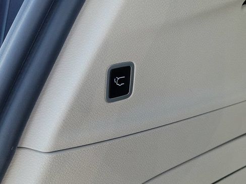 Used 2024 Chrysler Pacifica Limited FWD image 11