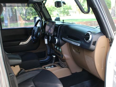 Used 2013 Jeep Wrangler Unlimited Rubicon AWD/4WD image 18