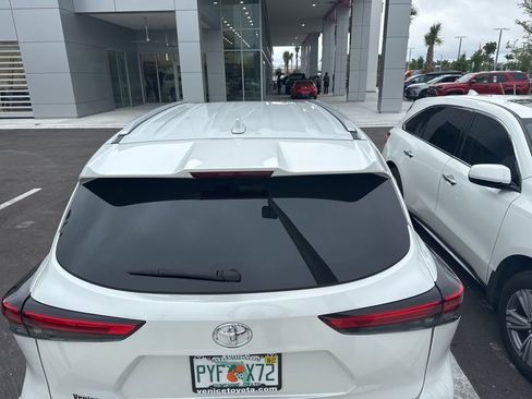 Used 2022 Toyota Highlander XLE image 10