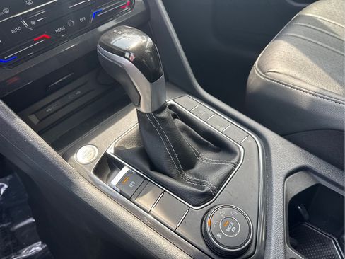 Used 2024 Volkswagen Tiguan SE AWD/4WD image 19