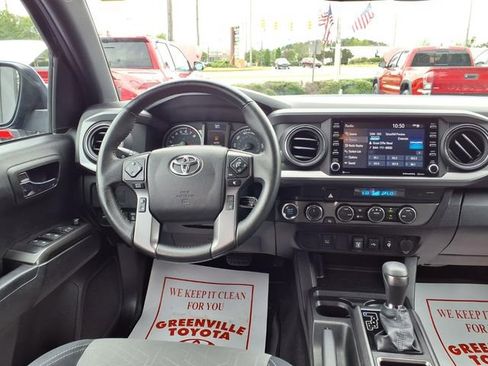 Used 2022 Toyota Tacoma TRD Off-Road AWD/4WD image 11