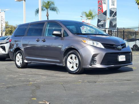 Used 2020 Toyota Sienna L w/ Carpet Mat Package FWD image 31