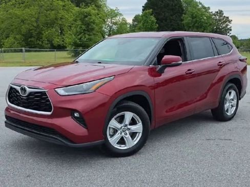 Used 2024 Toyota Highlander LE FWD image 4