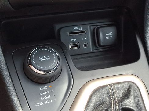 Used 2015 Jeep Cherokee Latitude AWD/4WD image 24