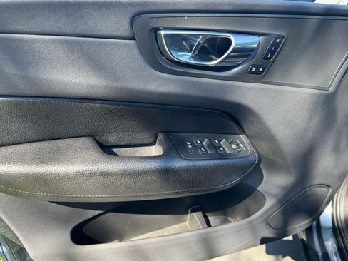 Used 2019 Volvo XC60 T5 Momentum w/ Premium Package image 19