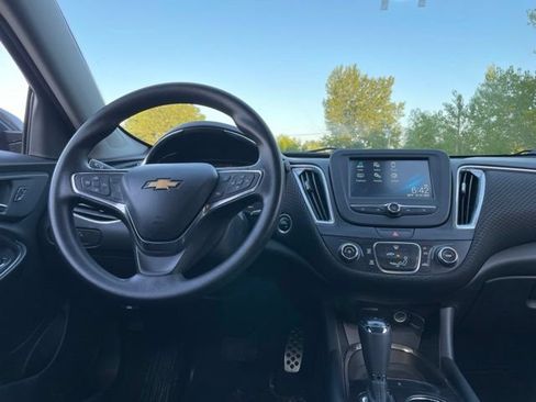 Used 2017 Chevrolet Malibu LT FWD image 17