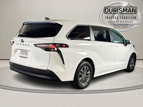 Used 2024 Toyota Sienna LE image 4