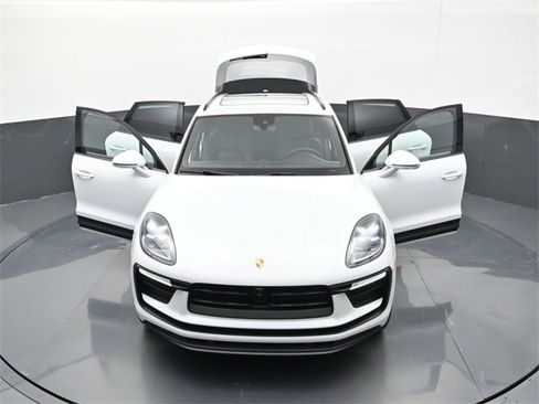 Used 2025 Porsche Macan image 27