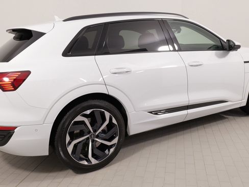 Used 2024 Audi Q8 e-tron Premium Plus w/ Premium Plus Package image 10