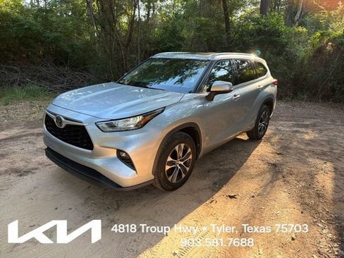 Used 2020 Toyota Highlander XLE FWD image 3